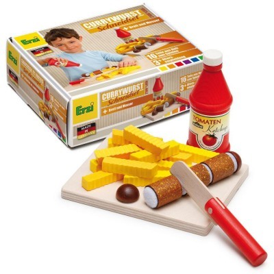 Brinquedo de cortar legumes e salsichas de madeira com tábua e faca, embalagem visível com texto CURRYWURST.