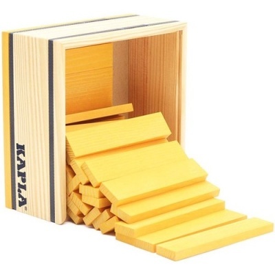 Blocos de madeira amarelos e caixa de madeira clara KAPLA