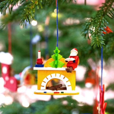 Ornamento de árvore de Natal em madeira com Pai Natal, lareira e árvore verde