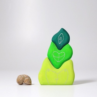 Três blocos de madeira verdes empilhados com desenhos e um caracol ao lado