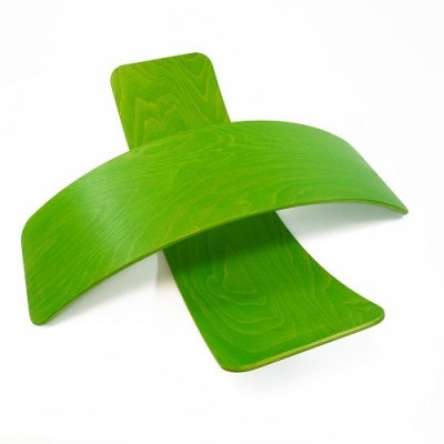 Peças de madeira verde curvada formando um X