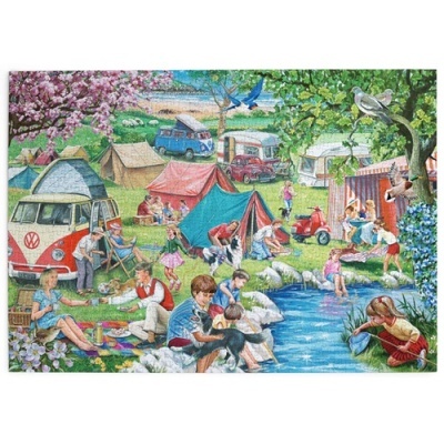 Cenário de acampamento com tendas, caravanas VW e pessoas junto a lago e árvores