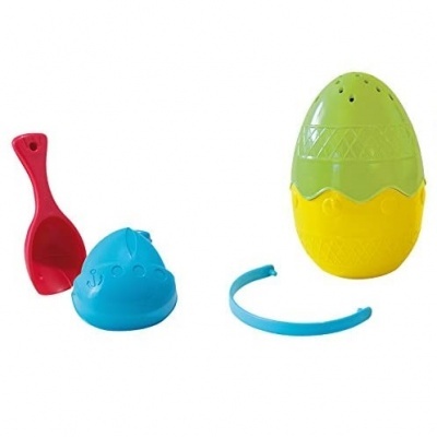 brinquedo de plástico colorido com uma pá, capacete e ovo de plástico