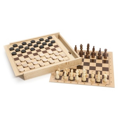 Conjunto de jogos de tabuleiro em madeira com peças de xadrez e damas