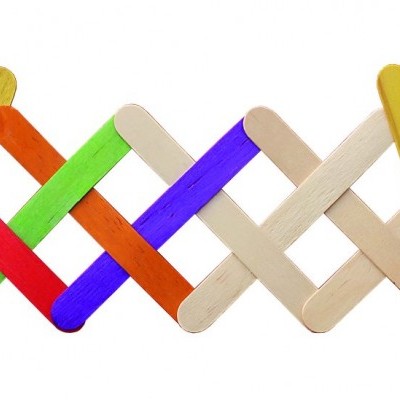 Estrutura de madeira colorida expandível tipo treliça