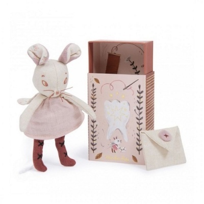 Boneco de coelho em tecido com vestido rosa e caixa decorativa rosa