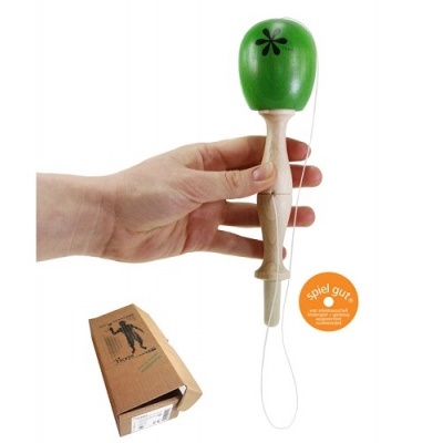 Brinquedo de madeira verde com cabo natural e caixa castanha