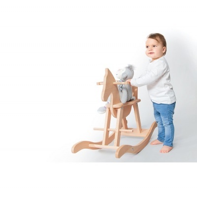 Criança com cavalo de baloiço de madeira e ursinho cinzento