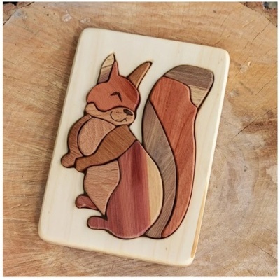 Quebra-cabeças em madeira de esquilo com várias peças coloridas em madeira clara, média e escura