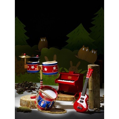 Brinquedos musicais infantis coloridos em cenário de floresta com árvores e corujas