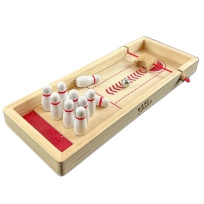 Jogo de mesa de madeira com pinos de bowling e bola metálica