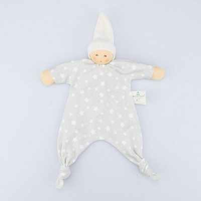 Boneco de tecido branco com estrelas cinzentas, rosto simples e chapéu pontiagudo