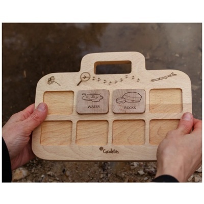 Tabuleiro de madeira claro com azulejos WATER e ROCKS
