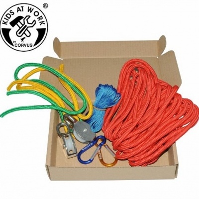 Conjunto de cordas coloridas e apito numa caixa de cartão aberta