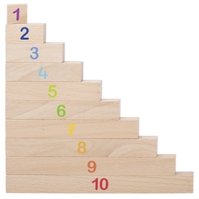 Blocos de madeira numerados de 1 a 10 em escada