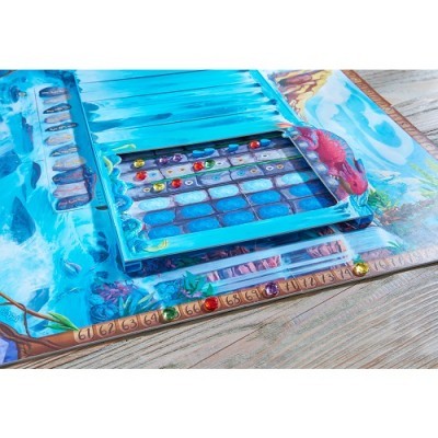 Jogo de tabuleiro colorido com tema marinho e marcadores esféricos coloridos