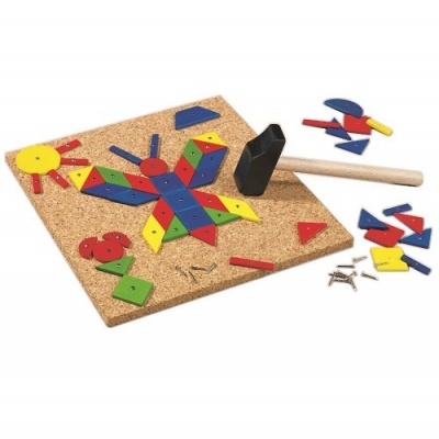 Jogos de tábuas de cortiça com pregos, martelo e peças geométricas coloridas