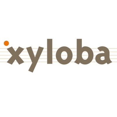 Logotipo da palavra xyloba com ponto laranja e linhas horizontais ao fundo