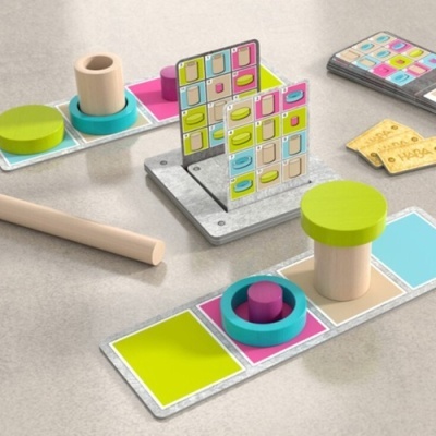 Jogo de tabuleiro com peças coloridas de madeira e cartas com padrões de casas