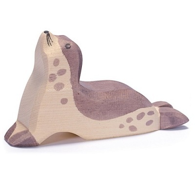 Escultura de foca em madeira pintada castanho e bege