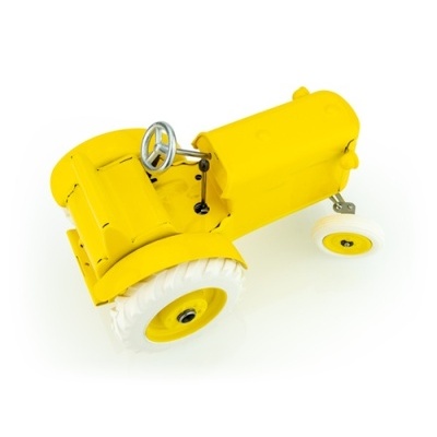 Miniatura de trator amarelo com volante e rodas brancas