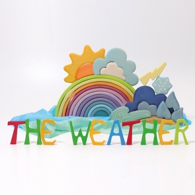Conjunto decorativo de madeira colorido com tema do tempo e texto 'THE WEATHER'