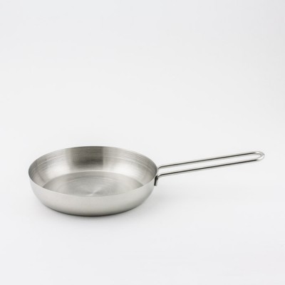 Frigideira de metal prateada com pega longa