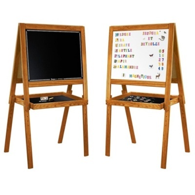 Dois cavaletes de madeira com quadro negro e quadro branco magnético com letras coloridas