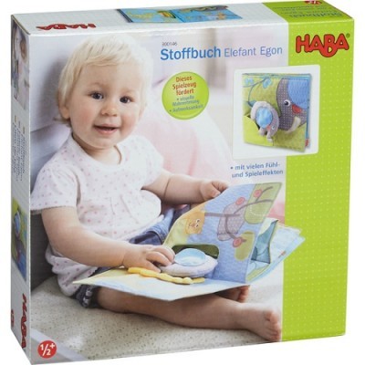 Caixa de brinquedo com livro de tecido Elefant Egon da HABA e bebé a brincar