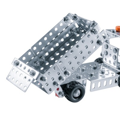 Tractor metálico com pá de recolha e rodas