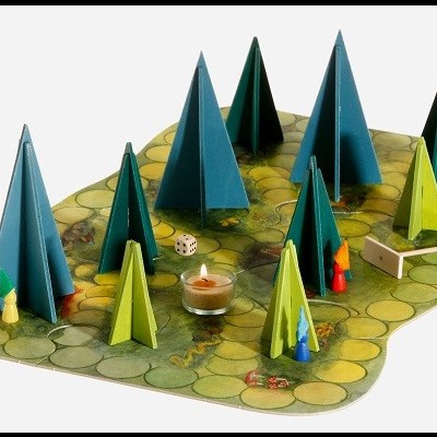 Jogo de tabuleiro com cones representando árvores e figuras coloridas