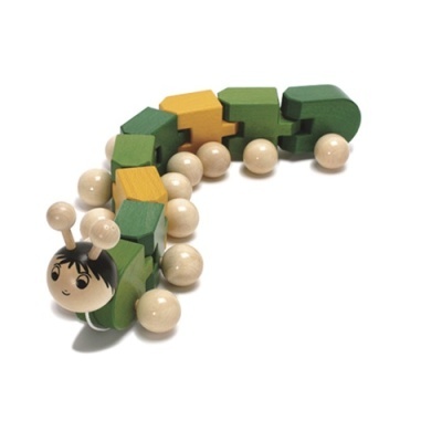 Brinquedo em madeira de lagarta colorida com cabeça e corpo segmentados.