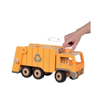 Camião de brinquedo de madeira laranja com símbolo de reciclagem e seis rodas, mão a rodar botão no topo