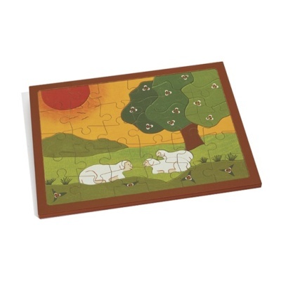 Quebra-cabeças com imagem de cães brancos junto a árvores e sol vermelho.