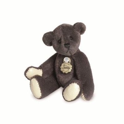 Urso de peluche castanho escuro com medalha no peito