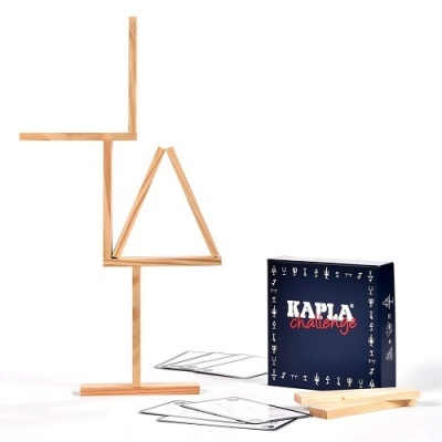 Jogo de construção KAPLA Challenge com peças de madeira e cartas.