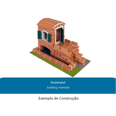 Modelo de construção em peças cor de barro com escadas e janela verde.
