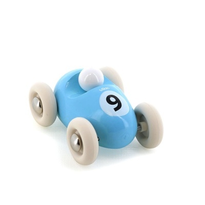 Carro de brinquedo azul com rodas brancas e número 9