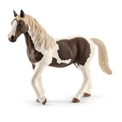 Modelo de cavalo de brinquedo branco com manchas castanhas e textura realista