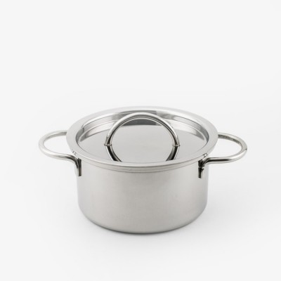 Panela de inox com tampa e pegas sobre fundo branco