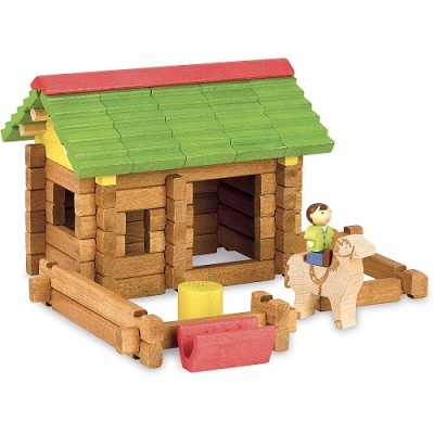 Casa de brincar de madeira com telhado verde e vermelha, boneco e cavalo