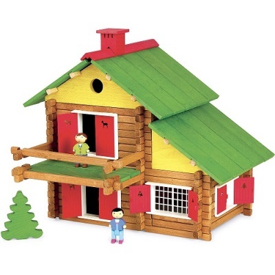 Casinha de brinquedo em madeira com figuras e árvore