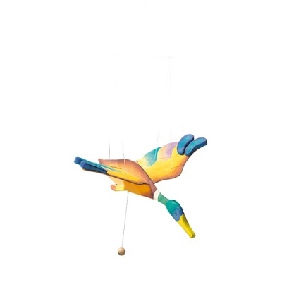 Pássaro de madeira colorido pendurado por fios com bola de madeira.