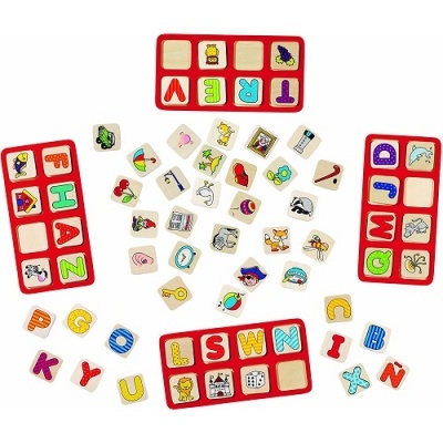Peças de madeira coloridas de um jogo educativo com letras e imagens para associação