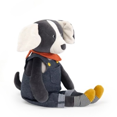 Pelúcia de cachorro cinza e branco com roupa azul escura e lenço vermelho