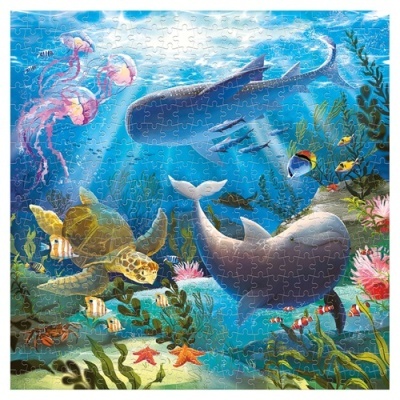 Puzzle com cena subaquática com golfinho, tartaruga, peixes, águas-vivas e plantas marinhas.