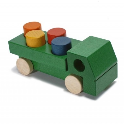 Camião de brinquedo de madeira verde com quatro blocos coloridos no topo