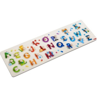 Quebra-cabeças de letras do alfabeto coloridas em tabuleiro de madeira