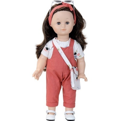 Boneca vestida com jardineira cor de salmão e acessório de cabeça na mesma cor