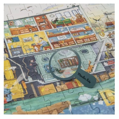 Puzzle ilustrado com várias cenas e lupa cinzenta com texto Moulin Roty